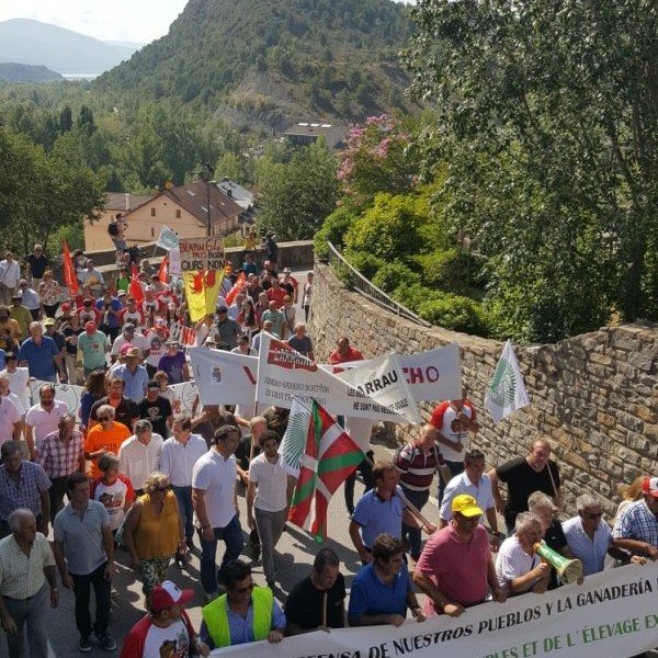 Éxito rotundo de la manifestación por la defensa de nuestros pueblos y la ganadería extensiva